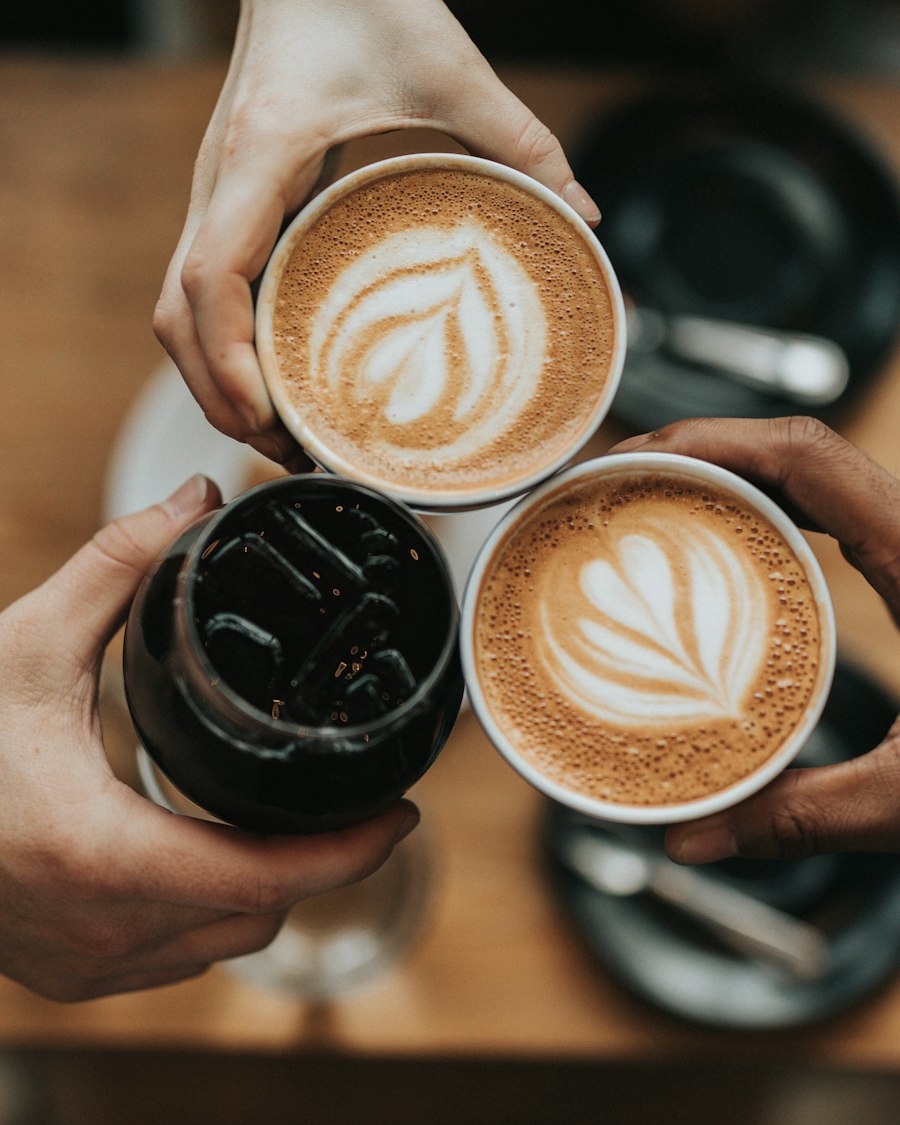 A cup of latte with a pattern in the foam: an example of a menu photo